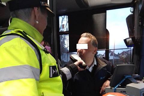 Berounští policisté si posvítili na řidiče autobusů.