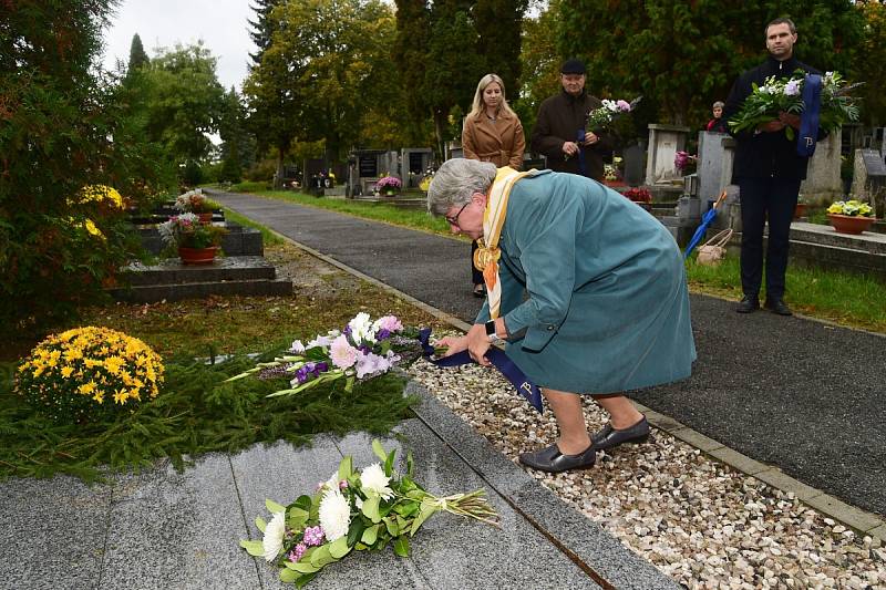 Z pietního aktu u hrobu umělce Václava Talicha na hřbitově v Berouně.