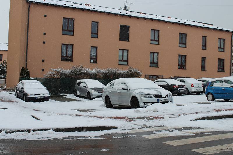 Berounský region zasypal sníh. Na kluzkých vozovkách sjely do příkopů osobní auta, autobusy i sypače.