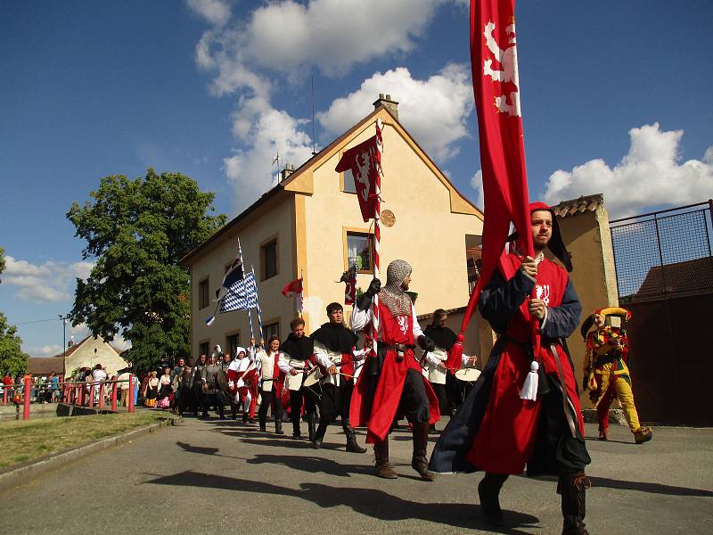 Na Tetín dorazil v sobotu 2. června průvod vévody Štěpána, další den pokračoval na Karlštejn v rámci královského průvodu.