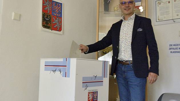 V sobotu přišel volit i Janis Sidovský
