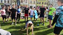 Na berounské Husovo náměstí dorazilo na největší kruhový tréning 120 cvičenců.