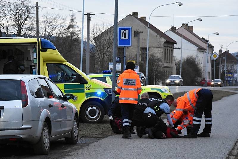 Silně krvácející muž vylekal v sobotu v podvečer návštěvníky jednoho ze supermarketů v nákupní zóně v Berouně.