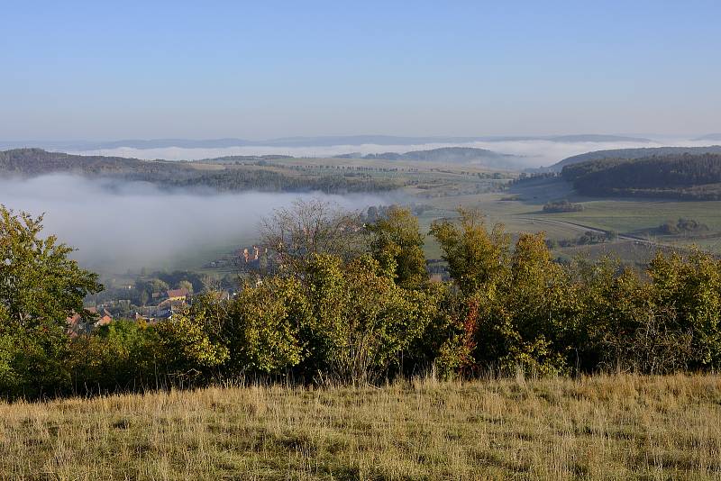 Podzimní mlha v okolí vrchu Zlatý kůň nedaleko Berouna.