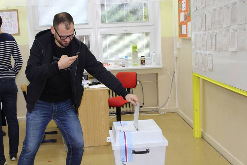 V berounském regionu přišlo k volbám letos abnormálně voličů, a to hlavně z řad mladých lidí. Volební komise byly nadšené.