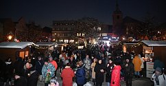 Vánoční koncert Báry Basikové na Husově náměstí v Berouně.