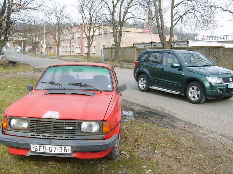 Berounské ulice lemují vraky