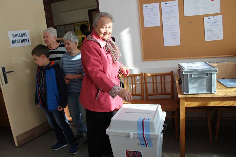 Začaly volby do Poslanecké sněmovny Parlamentu České republiky. Zhruba sedmdesát tisíc voličů tak dostalo šanci ovlivnit politické dění ve své zemi. Z toho v Berouně jich je 14 500.