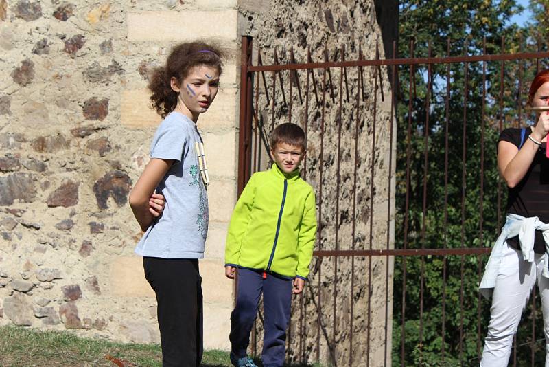 Točník o víkendu 15. a 16. září ovládli indiáni a otevřeli jeho brány dětem.