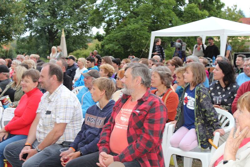 V zahradě zámku V Mníšku pod Brdy se v podání zadnotřebaňských ochotníků uskutečnila další derniéra muzikálu Postřižiny.