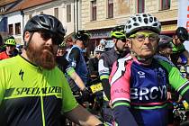 V rámci cyklistického projektu pro širokou veřejnost Kola pro život startovali účastníci z Husova náměstí na připravené trasy letošního 23. ročníku.