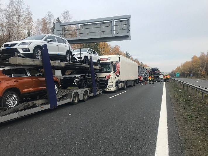 Nehoda čtyř kamionů zastavila provoz na dálnici D5 u Rudné