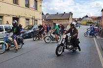 Desítky mopedistů i mopedistek se v sobotu před polednem sešly u obecního úřadu v Lochovicích.