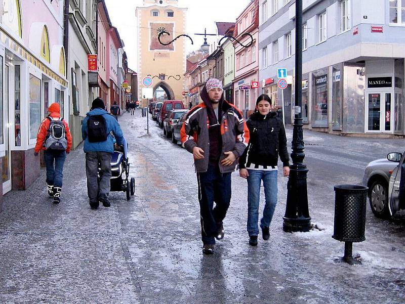 Chodníky se 7. ledna proměnily v ledové pasti