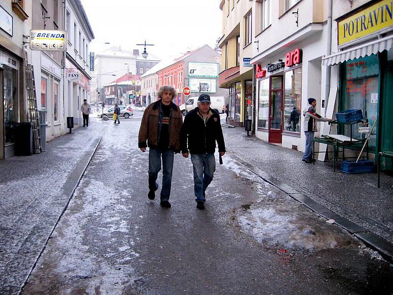 Chodníky se 7. ledna proměnily v ledové pasti