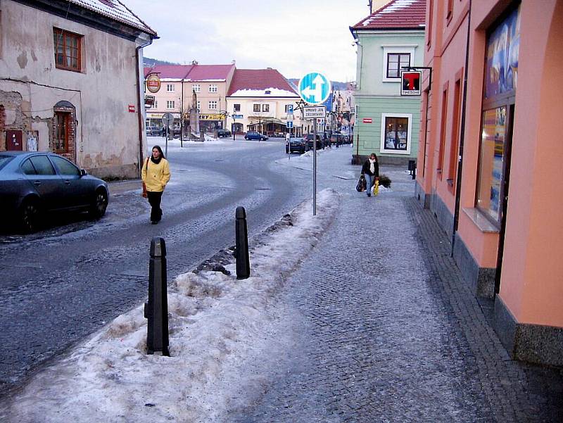 Chodníky se 7. ledna proměnily v ledové pasti