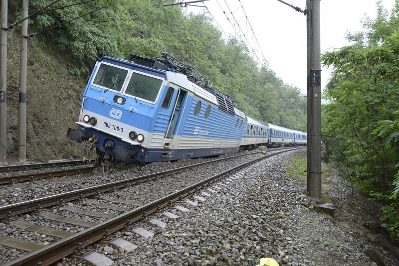 Vykolejený rychlík na železniční trati u Karlštejna.