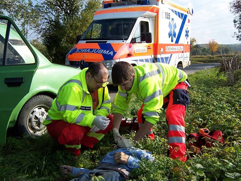 Záchranáři se snažili pomoct staršímu muži, bohužel už marně