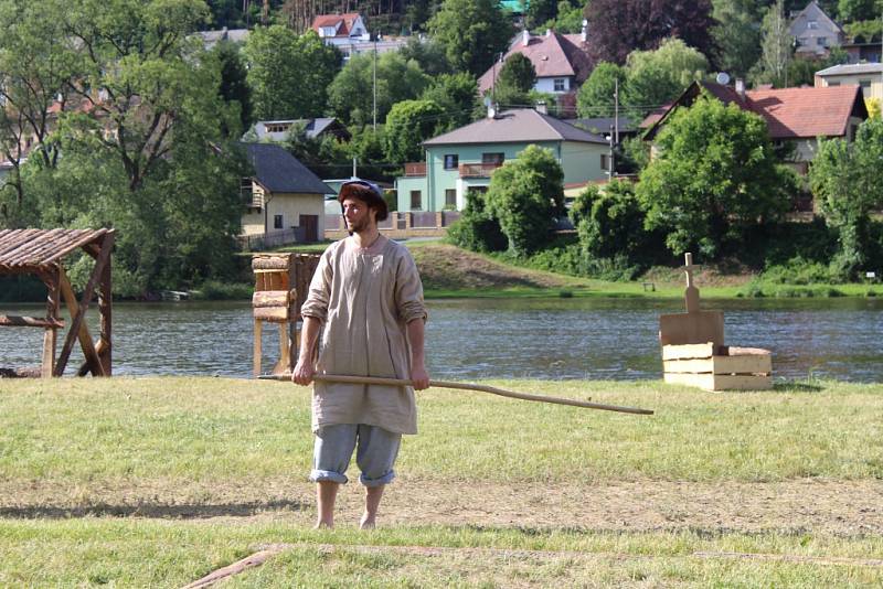 Letošní ročník Velké bitvy v Nižboru, který se konal v sobotu na prostranství Panské louky u řeky Berounky, přinesl přenesl návštěvníky nejen do středověku, ale i do období druhé světové války.