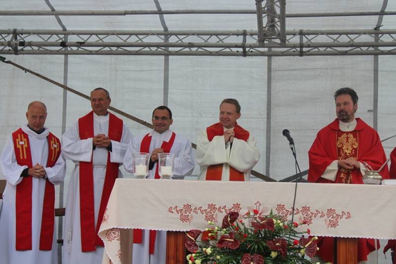 Desítky Ludmil z Česka, ale i Slovenska a stovky dalších lidí přijely v sobotu na Svatoludmilskou pouť, která se už tradičně konala v obci Tetín.