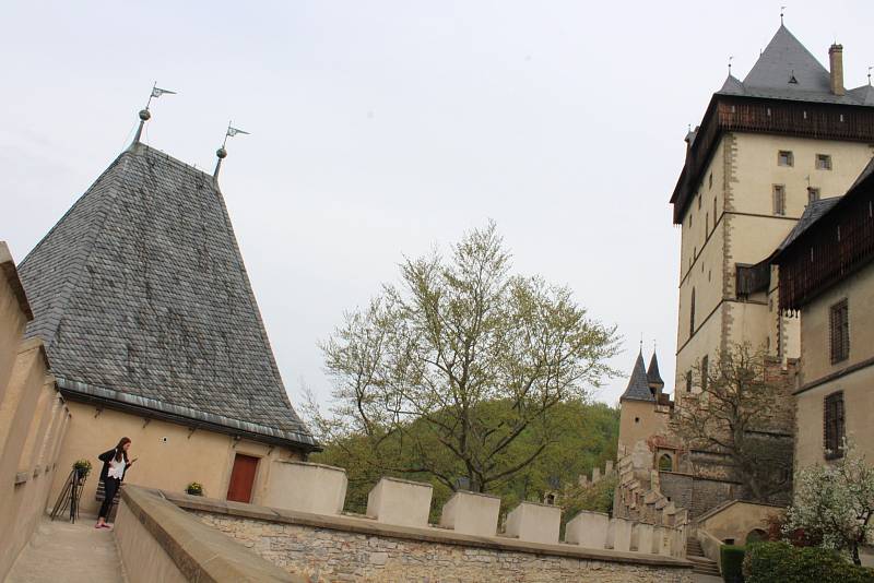 V obřadní síni hradu Karlštejn byla v pondělí symbolicky a slavnostně zahájena rozsáhlá obnova jedné z nejkrásnějších českých památek.