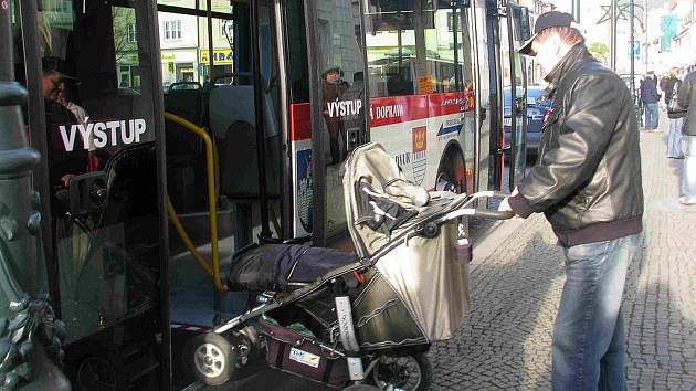 Nový nízkopodlažní autobus využijí i rodiče a prarodiče s kočárky.