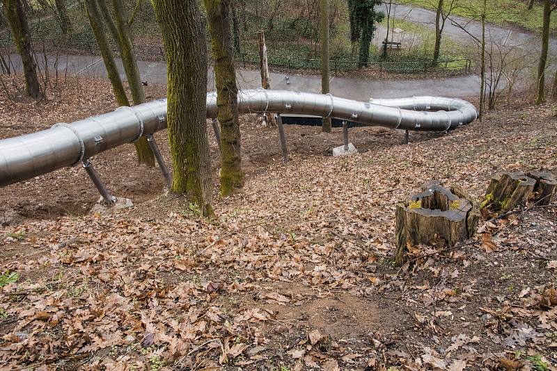 Berounská skluzavka je umístěna na Městské hoře nedaleko medvědária.