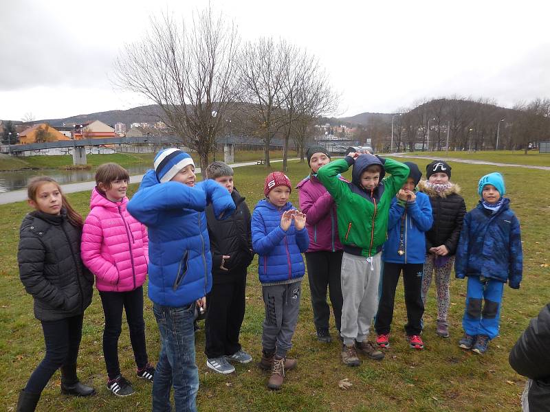 Školní družina se pravidelně zapojuje do různých výtvarných činností. Letos už děti vyráběly větrníky, krmítka pro ptáčky a také psaly zprávy a ukládaly je do lahví.