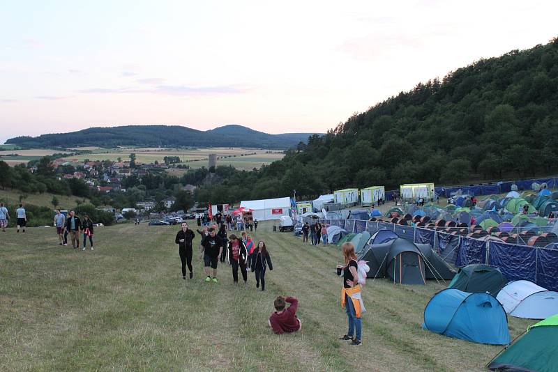 V pátek odstartoval oblíbený festival pod hradem Točníkem.