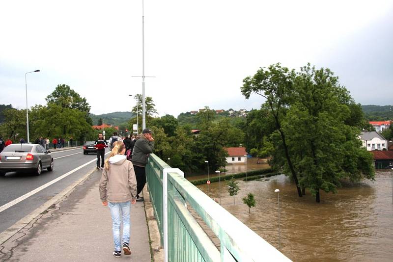 Berounka před kulminací. Pondělí 3. června, 19.30 - 20 hodin.