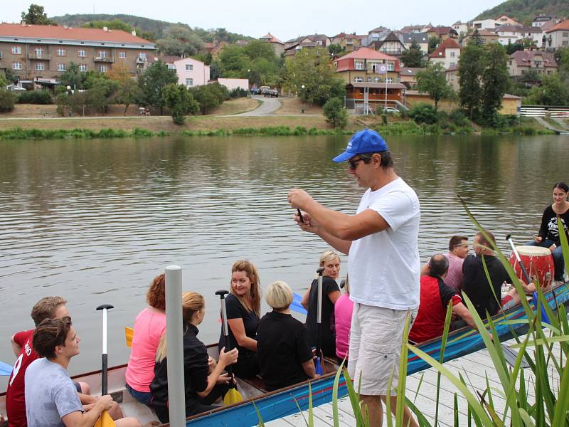 V berounském autokempu bylo o víkendu rušno. Konal se zde už 13. ročník závodů dračích lodí Berounský drak. Jeho součástí byl i Lunapark pro děti.