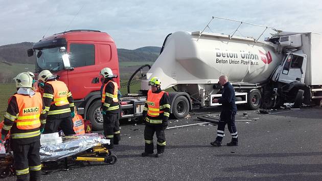 Na 30. Kilometru dálnici D5 v úterý ráno havarovala tři nákladní vozidla. Jedno z nich přepravovalo dobytek a další beton. Kvůli nehodě musela být na několik hodin dálnice ve směru na Plzeň uzavřená a řidiči z ní museli sjíždět na exitu 28 a využít objízd