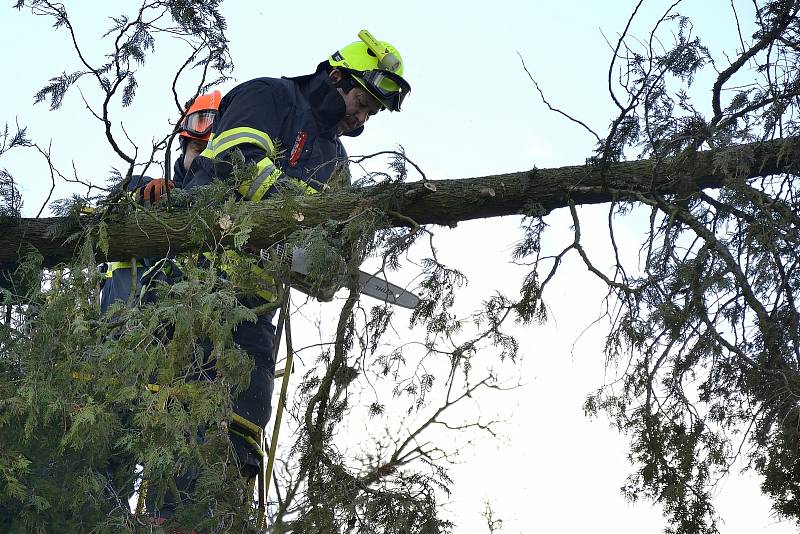 Ze zásahu králodvorských dobrovolných hasičů v souvislosti s vichřicí v Palachově ulici v Hořovicích.