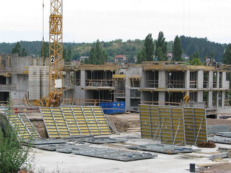 Moderní výstavba na nábřeží v Berouně přináší i svoje úskalí. Své o tom vědí obyvatelé lokality v sousedství někdejšího berounského pivovaru.