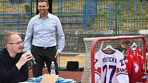 Hokejista Třince Martin Růžička s pohárem mistrů doma v Berouně.