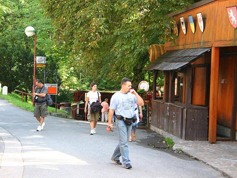 Platby za spotřebu elektřiny každoročně ukousnou z rozpočtu Karlštejna statisíce korun.