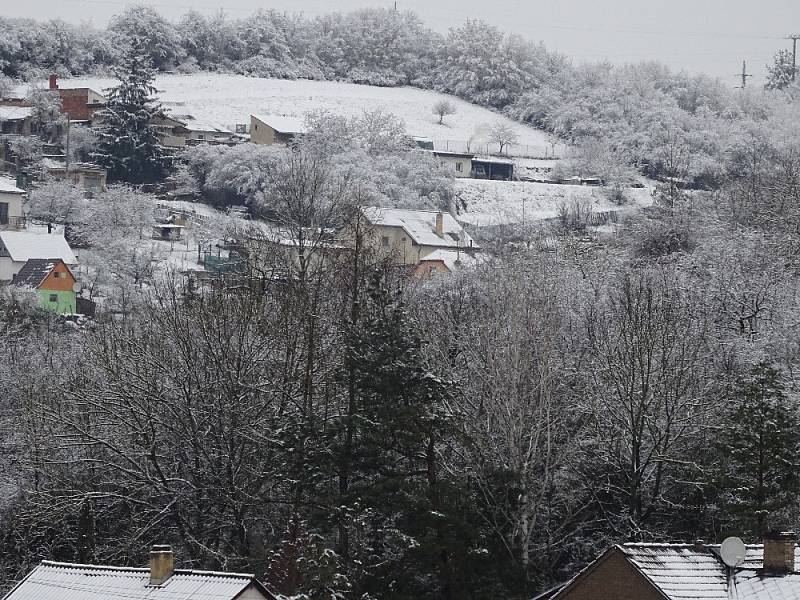 Zasněžená krajina při pohledu ze školní družiny.