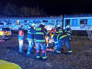 Nehoda vlaku. Záchranné složky cvičily na nádraží v Berouně