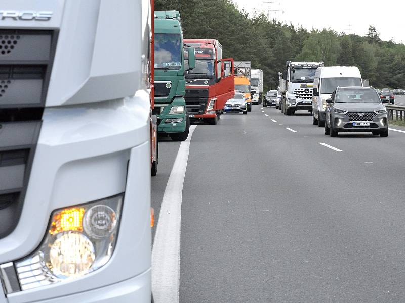 Nehoda na dálnici D5 se stala na 12. kilometru ve směru na Prahu.