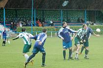 Zatímco nedávné derby v okresním přeboru mezi Komárovem a Osekem se odehrálo za stálé a vytrvalého deště, repríza souboje fotbalových sousedů při komárovských oslavách by se měla hrát za krásného počasí a přátelské atmosféry.