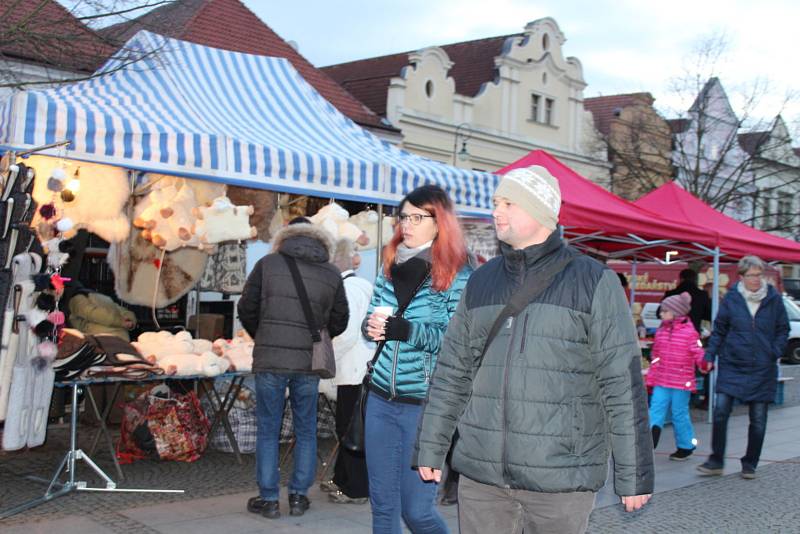 Na Husově náměstí v Berouně a v kostele se včera sešli obyvatelé města, aby společně přívítali advent.