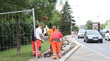 V místě bývalé odbočky z Plzeňské do Havlíčkovy ulice vznikne po zhruba dvouměsíčních stavebních úpravách celistvý chodník. V rámci jeho výstavby se ten stávající vybourá a zrekonstruuje.