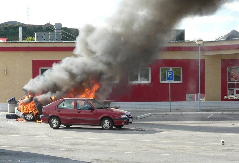 Hořící auto vyděsilo přihlížející řidiče. Hasiči pohromu naštěstí včas zlikvidovali