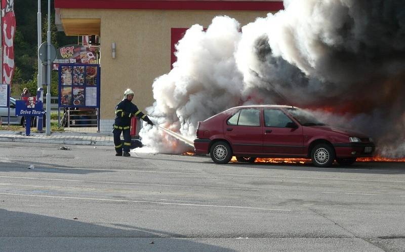 Hořící auto vyděsilo přihlížející řidiče. Hasiči pohromu naštěstí včas zlikvidovali