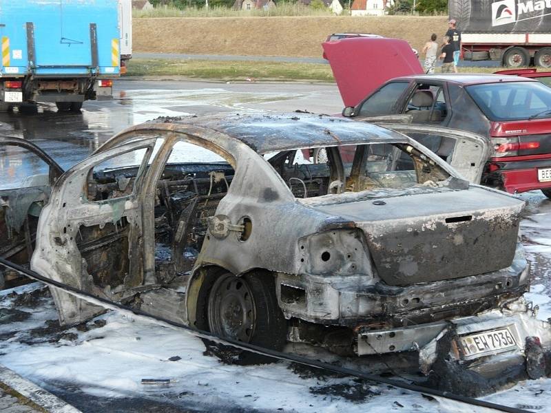 Hořící auto vyděsilo přihlížející řidiče. Hasiči pohromu naštěstí včas zlikvidovali