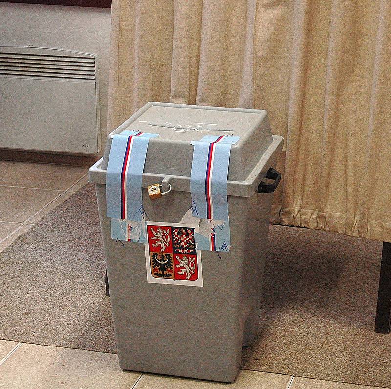 Členky volební komise v Kotopekách čekají na další voliče.