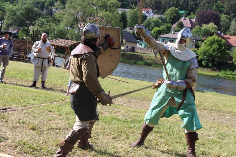 Letošní ročník Velké bitvy v Nižboru, který se konal v sobotu na prostranství Panské louky u řeky Berounky, přinesl přenesl návštěvníky nejen do středověku, ale i do období druhé světové války.