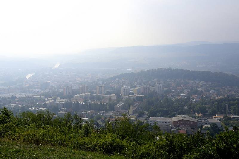 Modrý opar kouře z lesních požárů zahalil Beroun