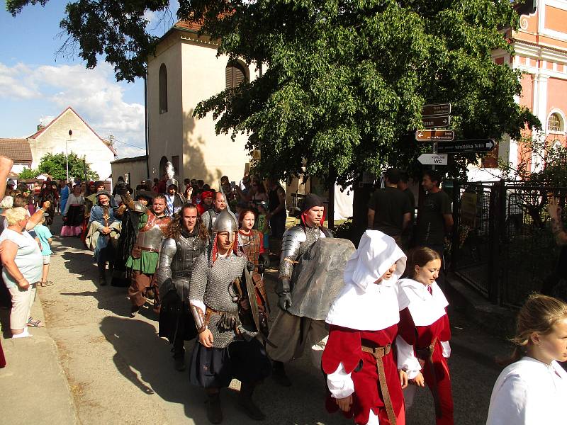 Na Tetín dorazil v sobotu 2. června průvod vévody Štěpána, další den pokračoval na Karlštejn v rámci královského průvodu.