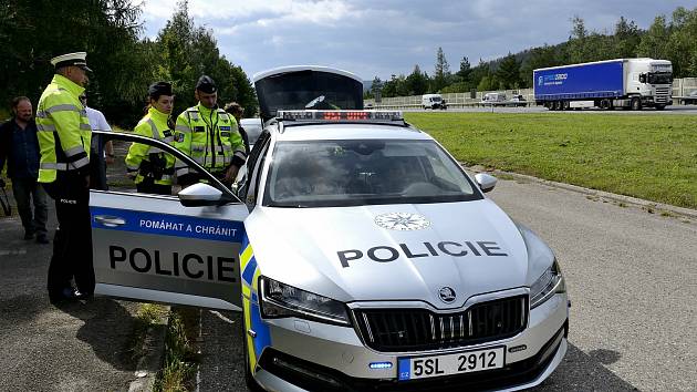 Ve středních Čechách bude jezdit nové policejní auto s nejmodernějším radarem, a sice Škoda Superb 4x4 s dvoulitrovým motorem o výkonu 206 kW
